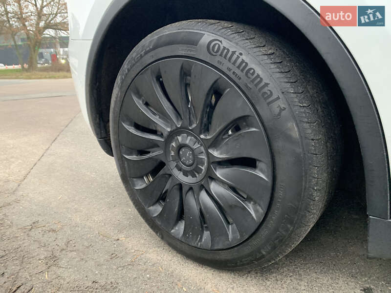 Внедорожник / Кроссовер Tesla Model Y 2020 в Киеве