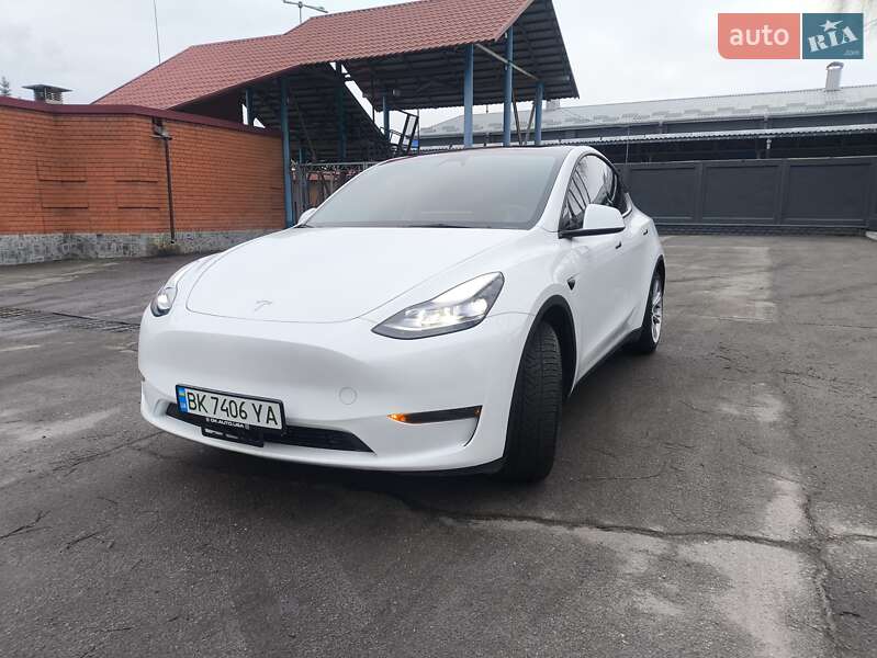 Tesla Model Y 2024