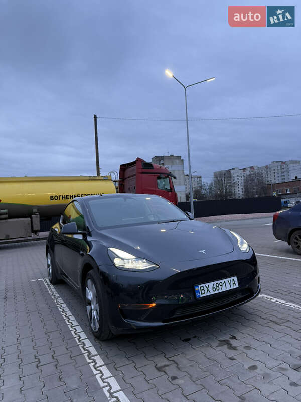 Tesla Model Y 2024