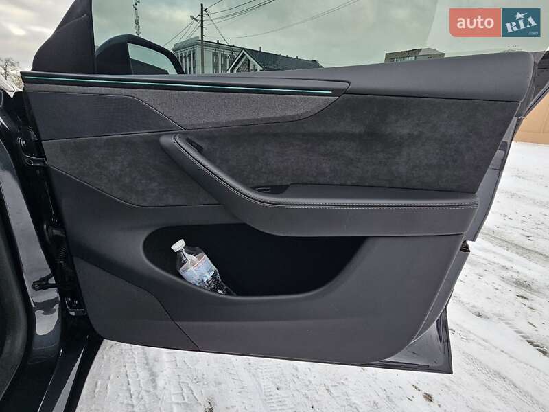 Позашляховик / Кросовер Tesla Model Y 2025 в Києві фото 18 Позашляховик / Кросовер Tesla Model Y 2025 в Києві
