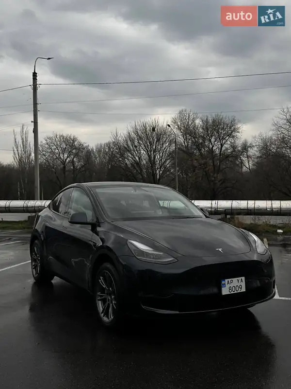 Tesla Model Y 2024