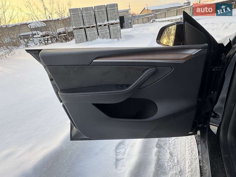 Внедорожник / Кроссовер Tesla Model Y 2024 в Сарнах