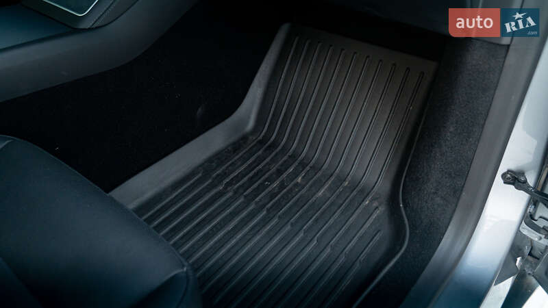 Внедорожник / Кроссовер Tesla Model Y 2025 в Киеве