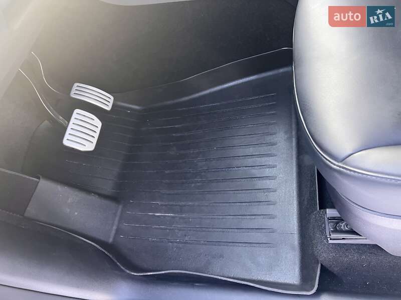 Позашляховик / Кросовер Tesla Model Y 2024 в Києві