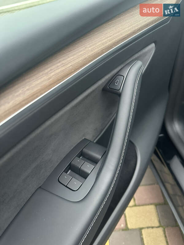 Позашляховик / Кросовер Tesla Model Y 2024 в Дніпрі