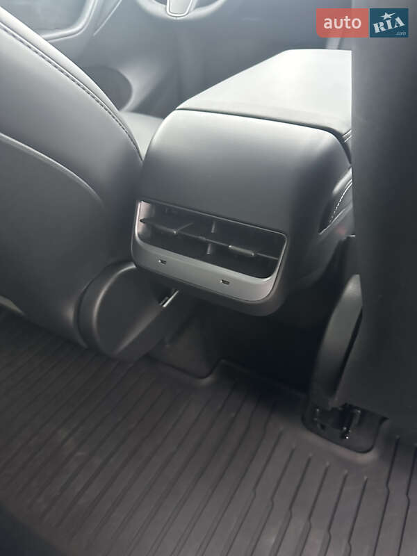 Позашляховик / Кросовер Tesla Model Y 2024 в Дніпрі