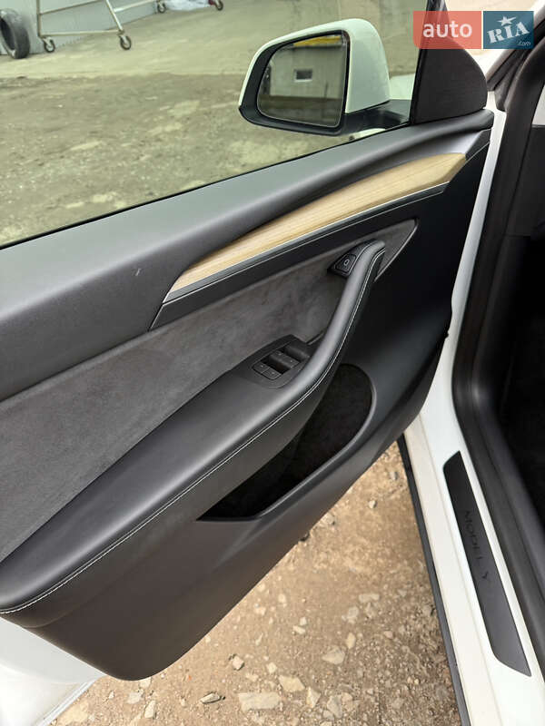 Внедорожник / Кроссовер Tesla Model Y 2022 в Киеве