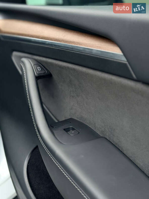 Внедорожник / Кроссовер Tesla Model Y 2024 в Запорожье