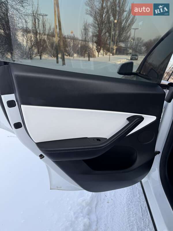 Позашляховик / Кросовер Tesla Model Y 2021 в Дніпрі