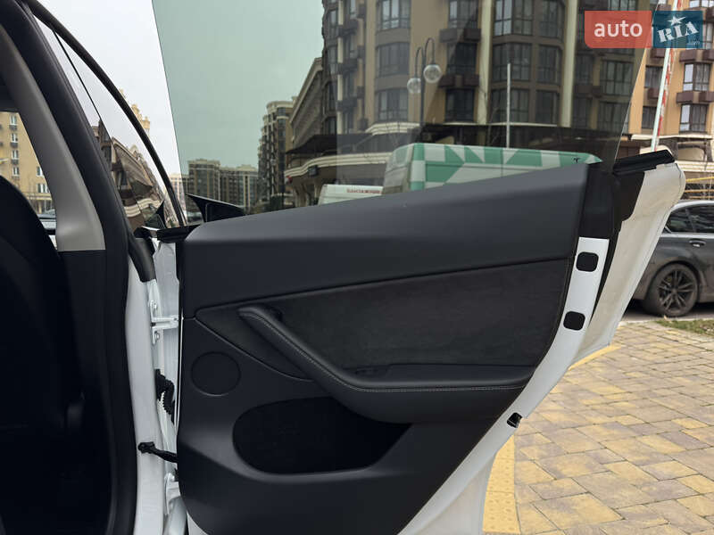 Внедорожник / Кроссовер Tesla Model Y 2024 в Киеве