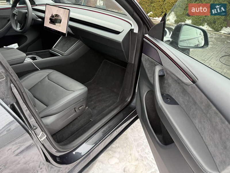 Позашляховик / Кросовер Tesla Model Y 2025 в Чернівцях