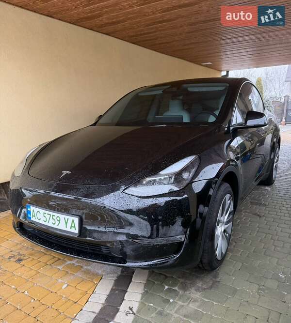 Tesla Model Y 2024