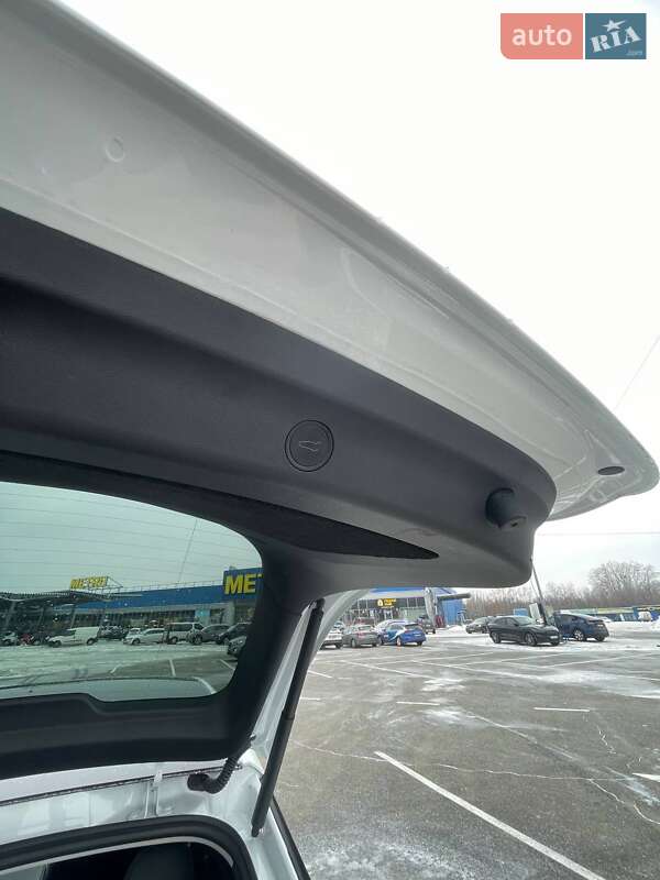 Внедорожник / Кроссовер Tesla Model Y 2024 в Киеве