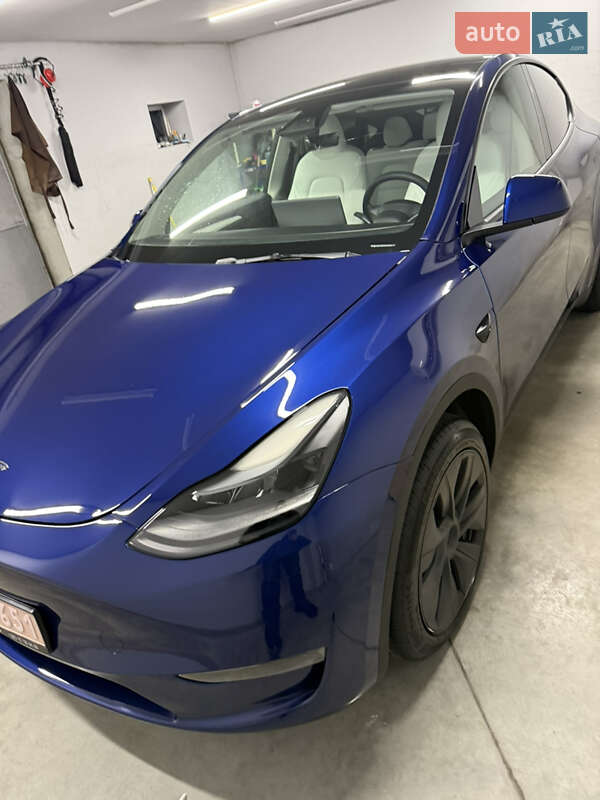 Tesla Model Y 2024