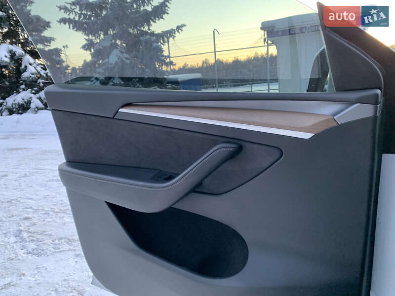 Внедорожник / Кроссовер Tesla Model Y 2023 в Киеве