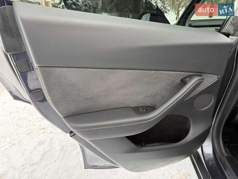 Позашляховик / Кросовер Tesla Model Y 2024 в Києві