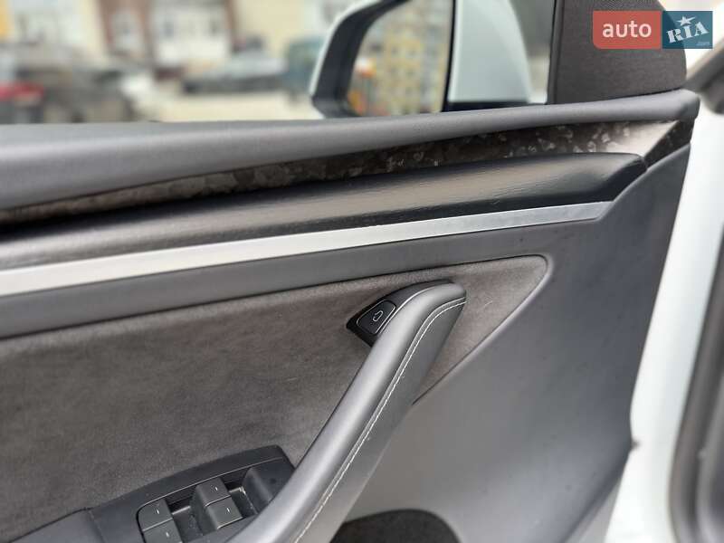 Внедорожник / Кроссовер Tesla Model Y 2024 в Киеве