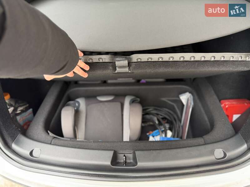 Внедорожник / Кроссовер Tesla Model Y 2024 в Киеве