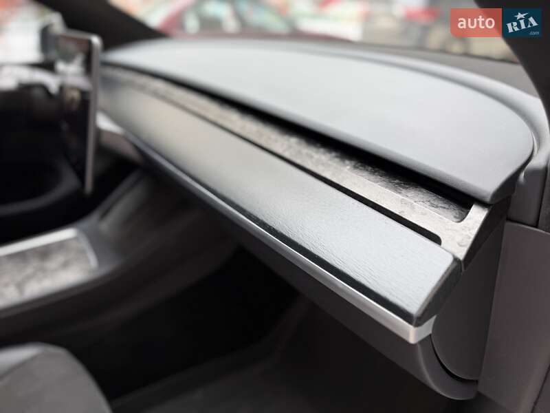 Внедорожник / Кроссовер Tesla Model Y 2024 в Киеве