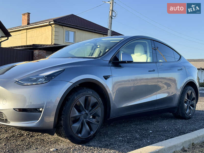 Tesla Model Y 2024