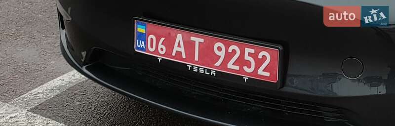 2026 Tesla Model Y, VIN 7SAYGDEE2TF444077:plate — photo 1 (autoria)