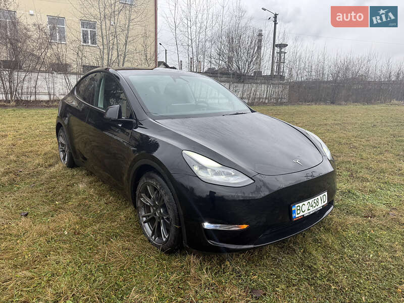Tesla Model Y 2024