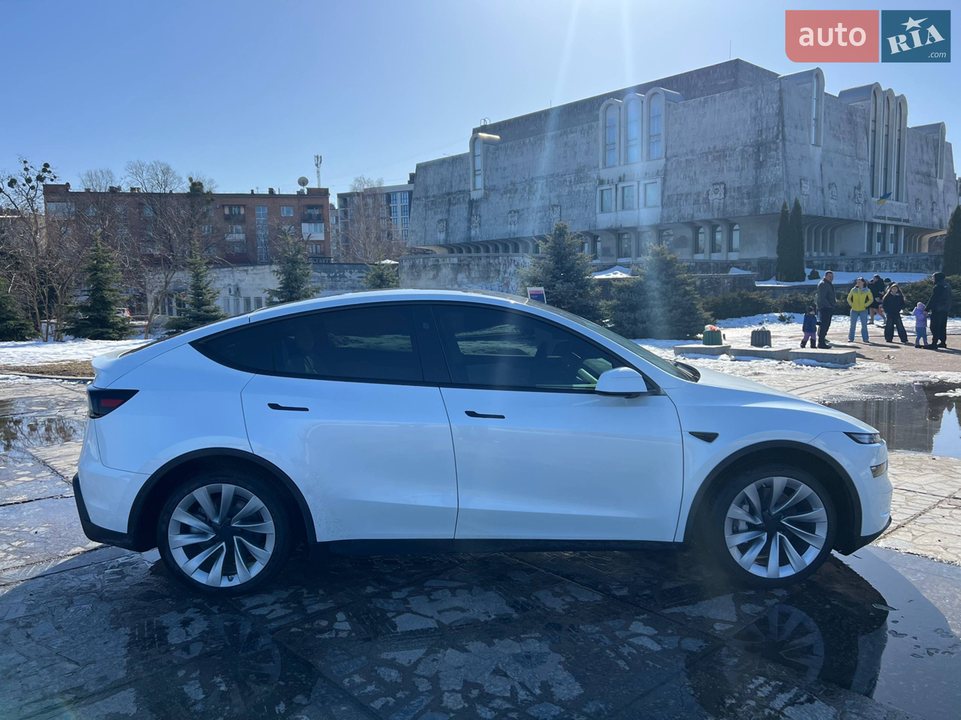 2025 Tesla Model Y - мініатюра 4