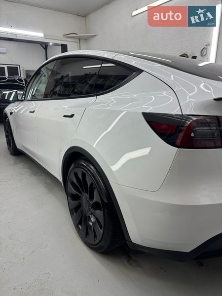Позашляховик / Кросовер Tesla Model Y 2022 в Чернівцях