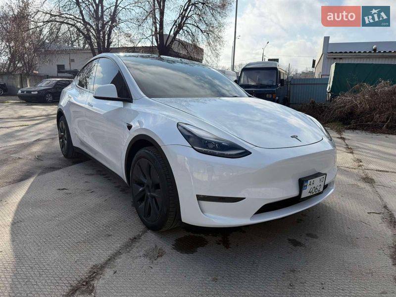 Tesla Model Y 2024