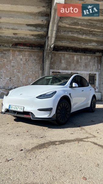 Позашляховик / Кросовер Tesla Model Y 2021 в Івано-Франківську