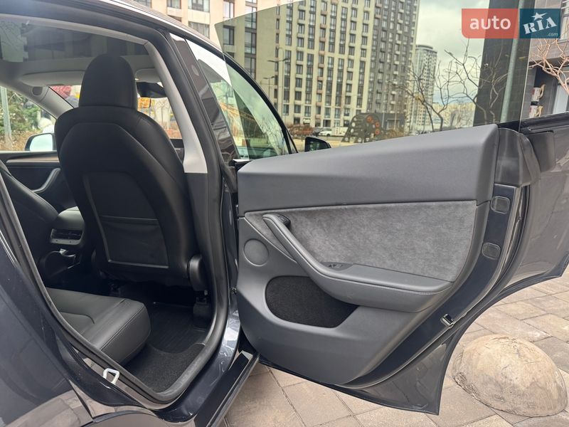 Позашляховик / Кросовер Tesla Model Y 2024 в Києві