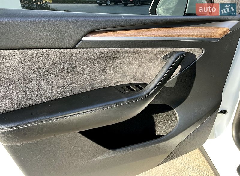 Внедорожник / Кроссовер Tesla Model Y 2023 в Луцке