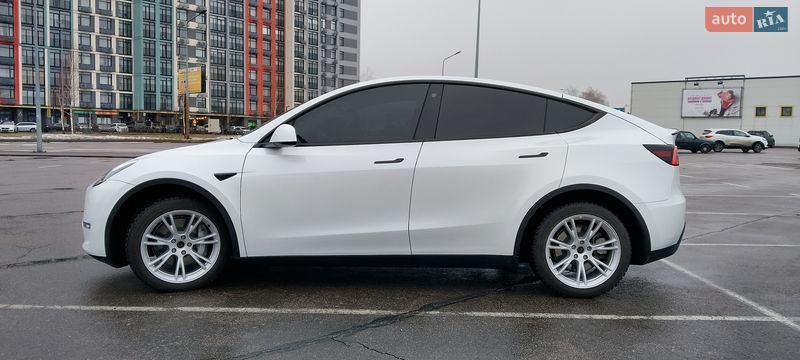 Внедорожник / Кроссовер Tesla Model Y 2023 в Киеве