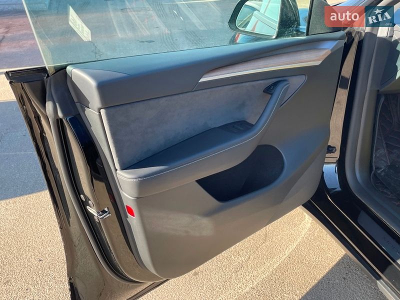 Внедорожник / Кроссовер Tesla Model Y 2024 в Киеве