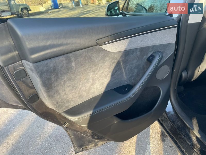 Внедорожник / Кроссовер Tesla Model Y 2025 в Ровно