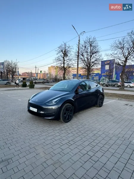 Tesla Model Y 2024