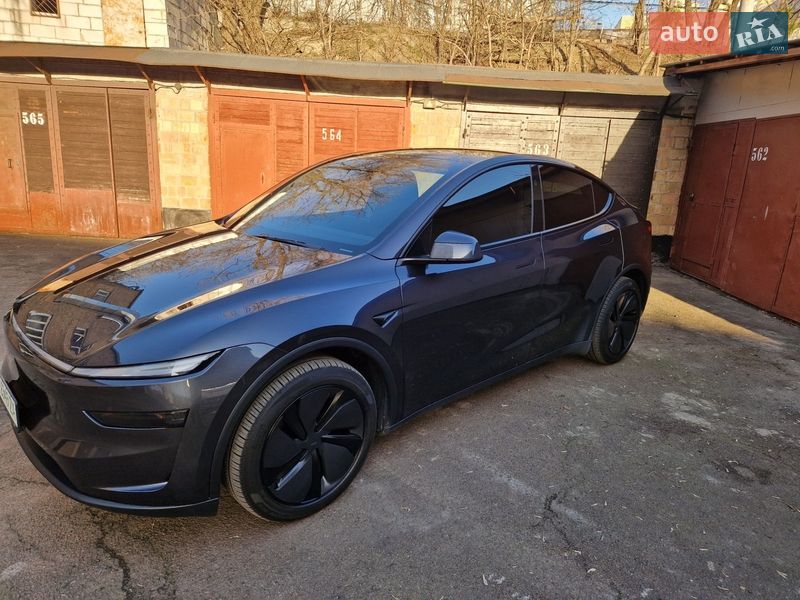 Внедорожник / Кроссовер Tesla Model Y 2025 в Киеве