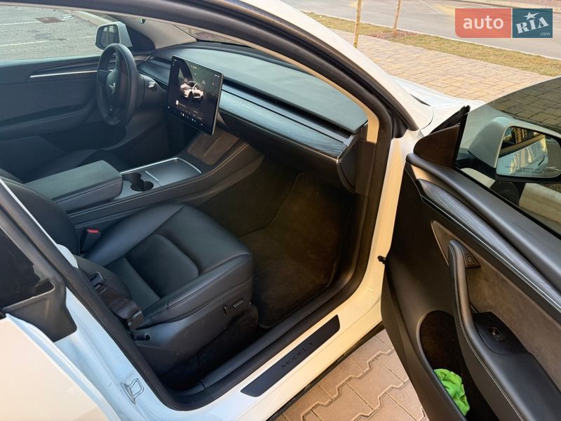 Позашляховик / Кросовер Tesla Model Y 2024 в Києві фото 13 Позашляховик / Кросовер Tesla Model Y 2024 в Києві