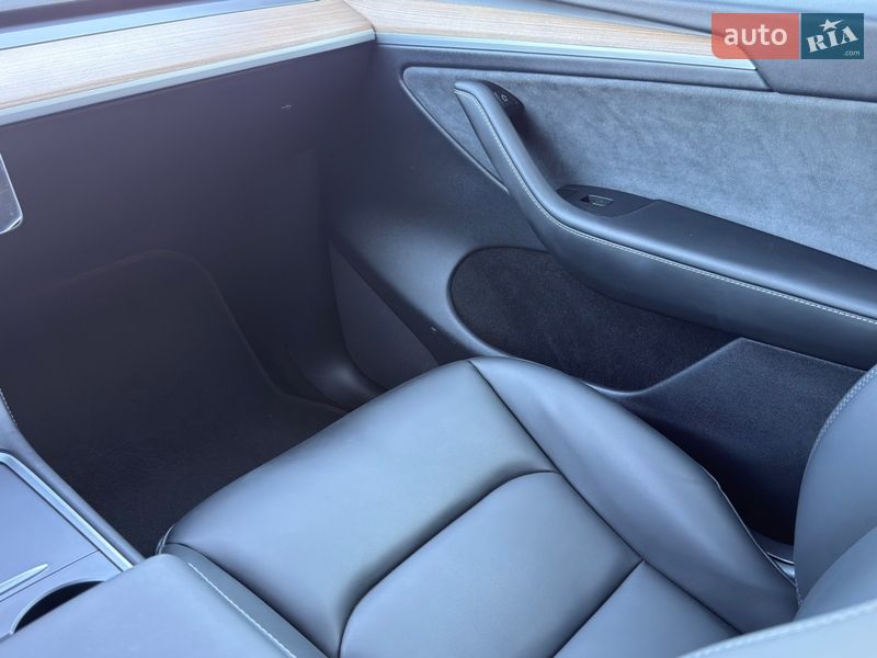Внедорожник / Кроссовер Tesla Model Y 2024 в Черновцах