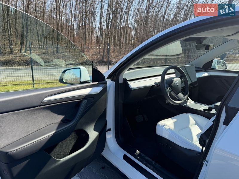 Внедорожник / Кроссовер Tesla Model Y 2024 в Ужгороде