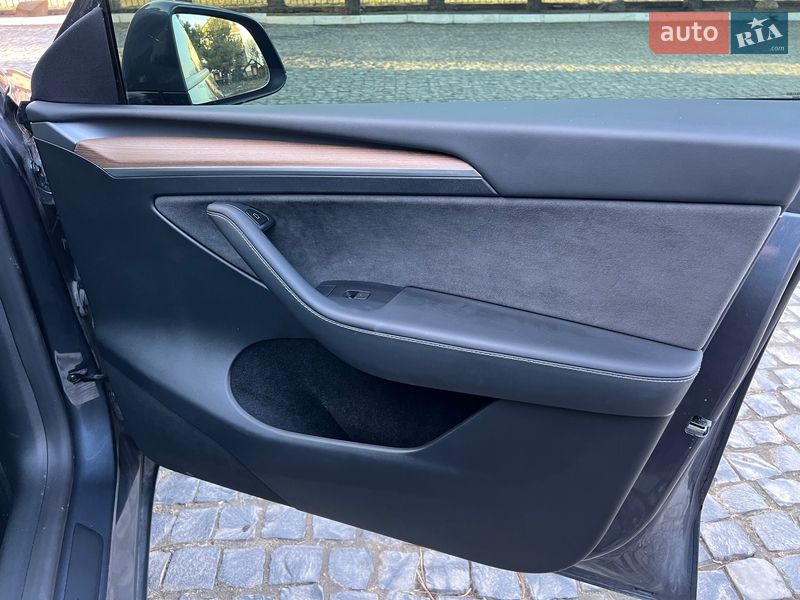 Внедорожник / Кроссовер Tesla Model Y 2023 в Ровно