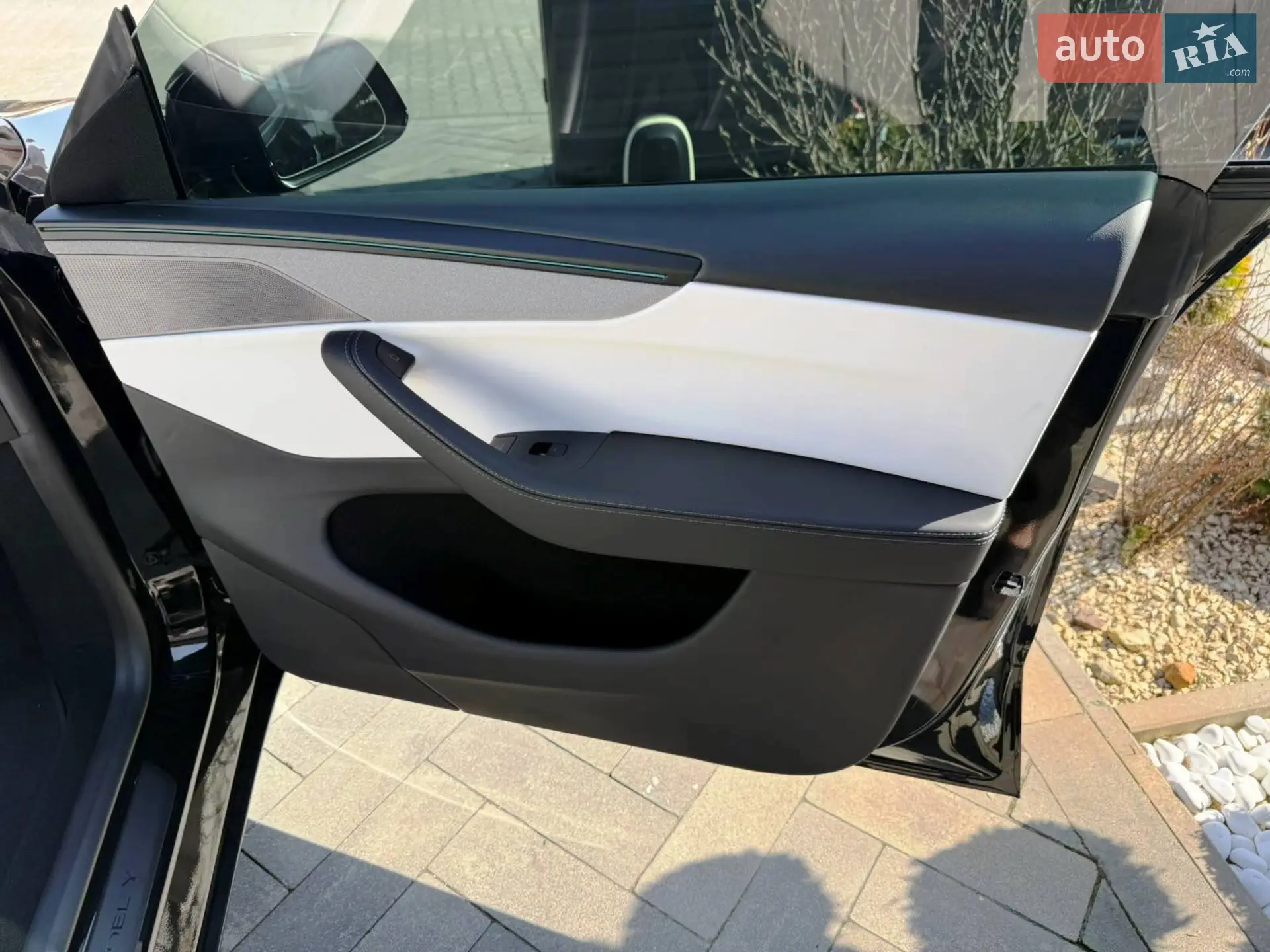2025 Tesla Model Y - мініатюра 18