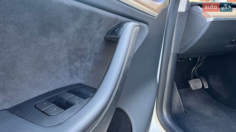 Позашляховик / Кросовер Tesla Model Y 2023 в Івано-Франківську