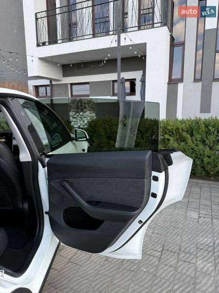 Внедорожник / Кроссовер Tesla Model Y 2024 в Стрые