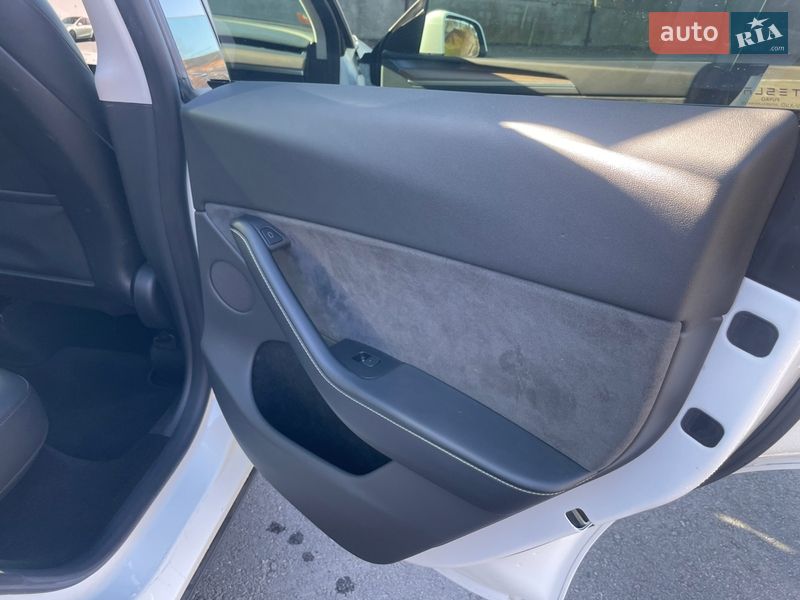 Внедорожник / Кроссовер Tesla Model Y 2024 в Ровно