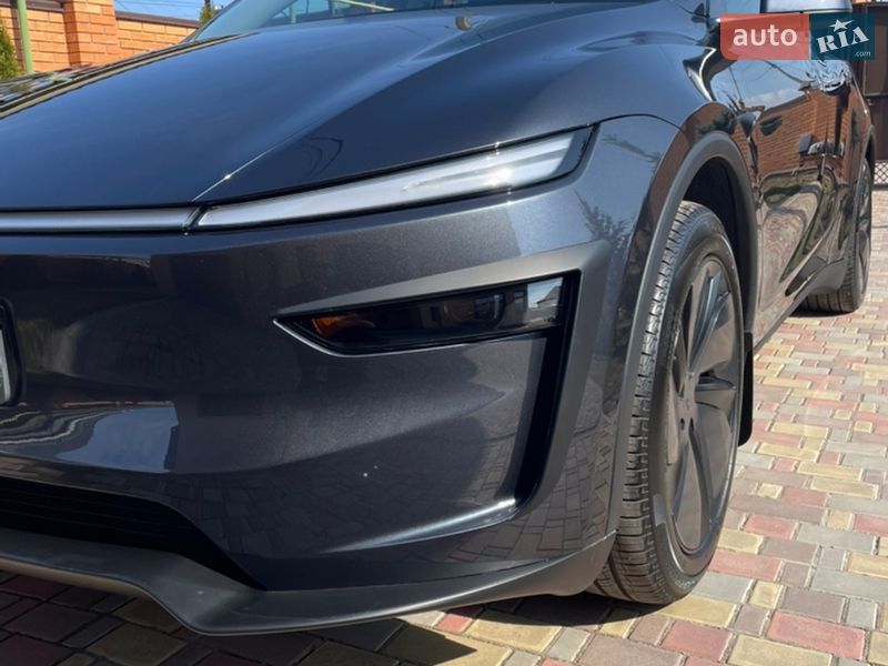 Tesla Model Y 2025