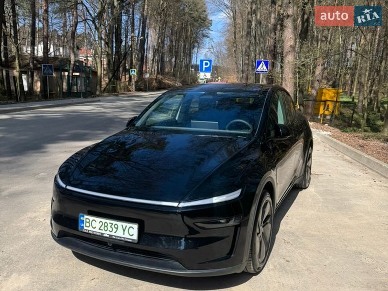 Tesla Model Y 2025
