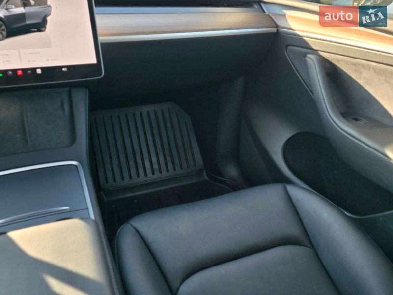 Внедорожник / Кроссовер Tesla Model Y 2024 в Ивано-Франковске