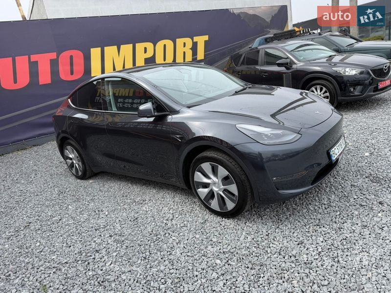 Tesla Model Y 2024
