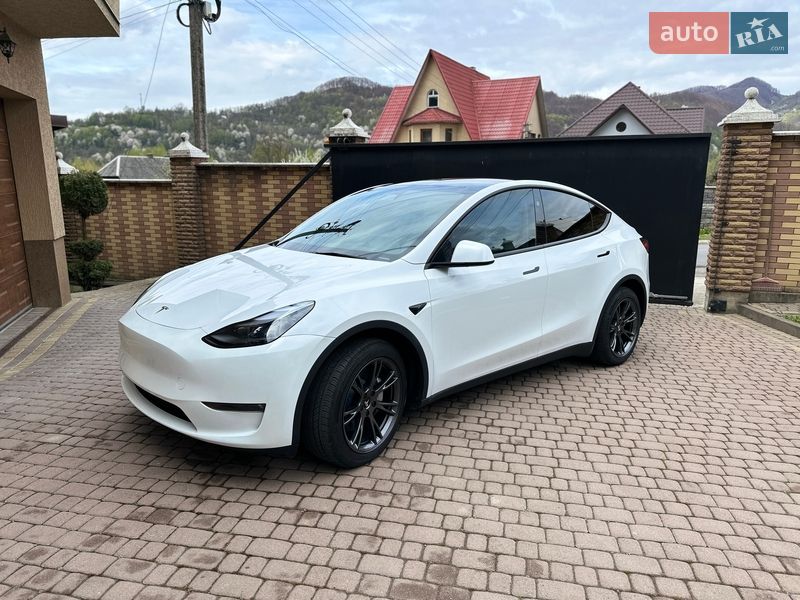 Tesla Model Y 2024